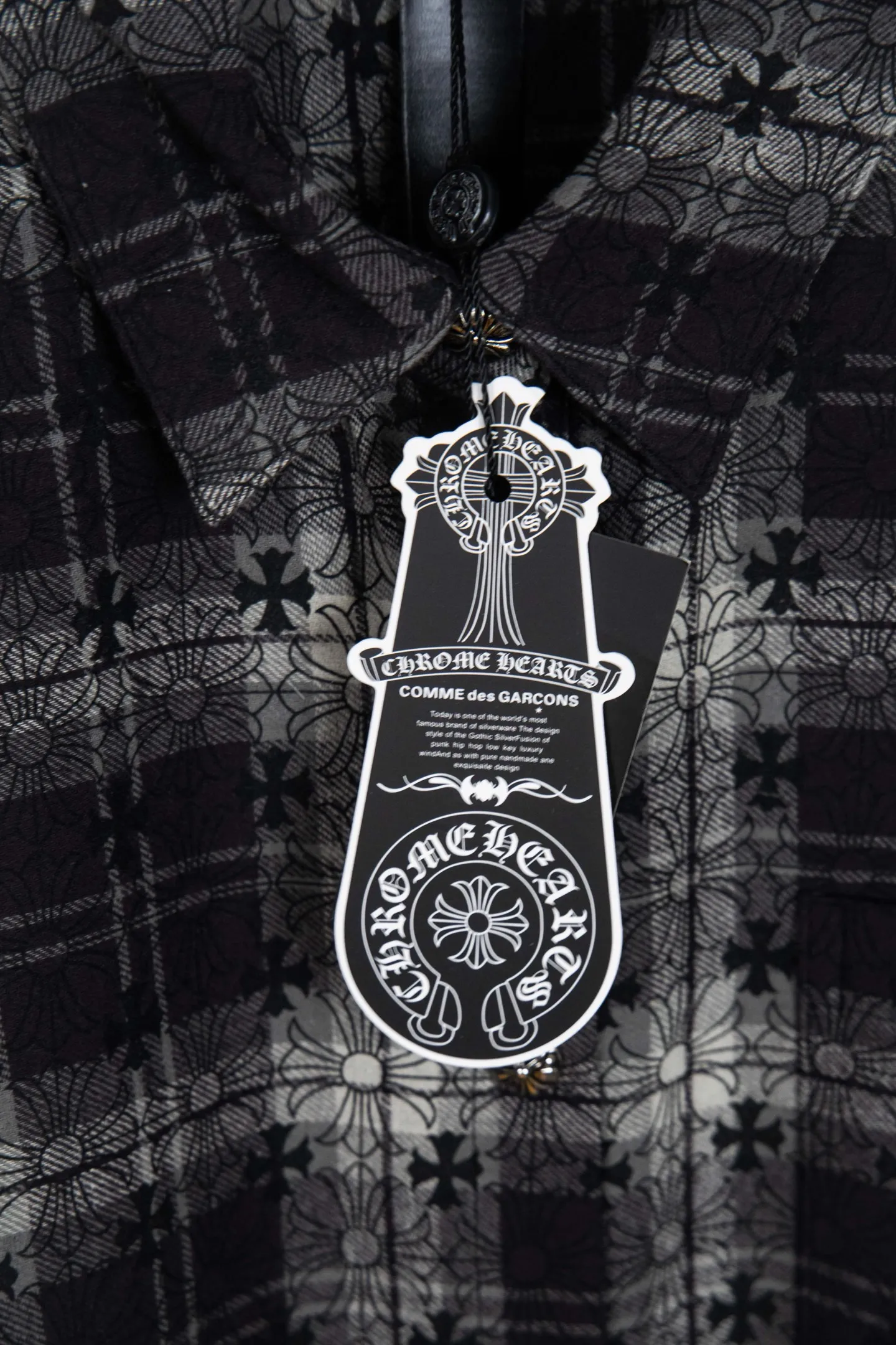 🅿️410 Style No.: M213 (the highest version on the market) Chr*me hea*ts/CH Chloé Heart Label Metal Checkered Shirt Jacket. Original replica Chloé family's unique identity silver buckle cross leather seal, custom-dyed dark pattern brand fabric, high-quality checkered pattern tailoring, cross leather patch splicing at the sleeves, one-sided chest patch pocket design, custom-made high-quality lettering hardware accessories, distressed retro silver buckle, three-dimensional version. The upper body is sassy and handsome. Natural high-street style. Needless to say, the upper body effect is natural. It is at the forefront of the trend. Its vibrant design and versatile attributes can surprise you no matter how you match it!  Size XS S M L